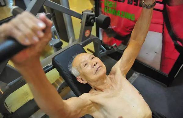 94歲健身爺爺爆紅！他還在運動，你有什么理由偷懶